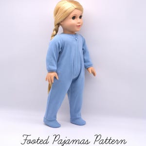 Peut inclure: Une poupée aux cheveux blonds tressés sur le côté porte un pyjama bleu clair à manches longues avec pieds et fermeture éclair frontale. Le texte Footed Pajamas Pattern est affiché sous la poupée sur un fond blanc uni.