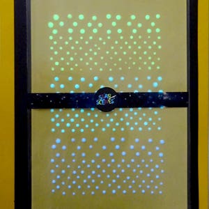 Puede incluir: Una libreta amarilla con una cubierta negra y una banda negra con el texto "STAR SCENES" en blanco. La libreta tiene un patr&oacute;n de peque&ntilde;os puntos blancos, azules y verdes que brillan en la oscuridad.