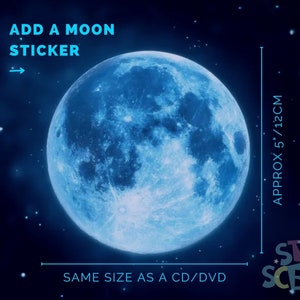 Puede incluir: Una pegatina de luna azul, de aproximadamente 12 cm de di&aacute;metro, con el texto "ADD A MOON STICKER" y "SAME SIZE AS A CD/DVD". La pegatina est&aacute; sobre un fondo azul oscuro con estrellas blancas.