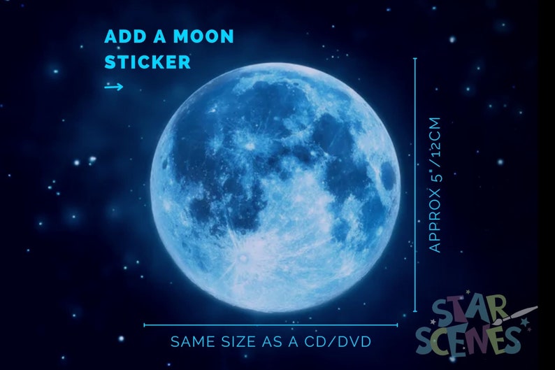 Puede incluir: Una pegatina de luna azul, de aproximadamente 12 cm de di&aacute;metro, con el texto "ADD A MOON STICKER" y "SAME SIZE AS A CD/DVD". La pegatina est&aacute; sobre un fondo azul oscuro con estrellas blancas.