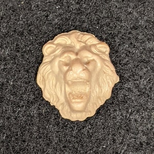 3/4&quot; x 3/4&quot; New Old Stock Natural Color Resin Figural Architectural Roaring Lion Cat Cameo Rosette 1:12