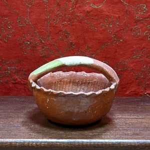 &quot;2&quot; Handgemachter Ton-Korb Wahrscheinlich Mexiko Terracotta-Grün-Creme Groß 1:12