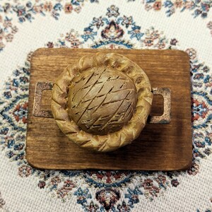 Dollhouse Miniature Artisan Victorian Fare Goose Meat Pie in Copper Pot 1:12 o più grande