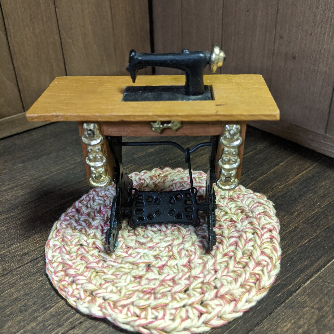 Dollhouse Miniature Sewing Machine and Rug 1:12 - Etsy