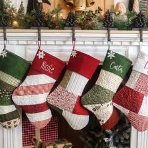 Gewatteerde kerstsok: rood en groen patchwork, geborduurde manchet