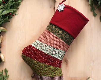 Meia de Natal personalizada em patchwork, estilo casa de campo.