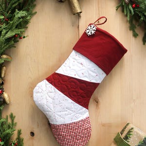 パーソナライズされたキルティングクリスマスストッキング、パッチワークデザイン、ファームハウス装飾