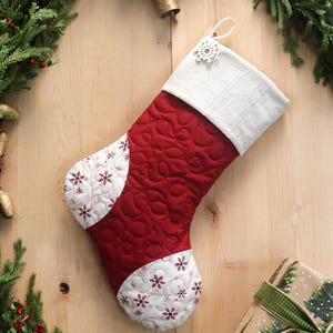 Personalisierter, gesteppter Weihnachtsstrumpf, Patchwork-Design, Landhausdekor