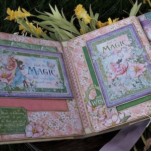 K&ouml;nnte beinhalten: Ein Scrapbook mit einem rosa-gr&uuml;nen Blumendesign. Der Umschlag zeigt den Text "Find the Magic that makes your personal soul soar".