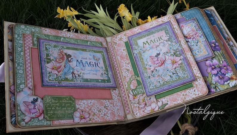 K&ouml;nnte beinhalten: Ein Scrapbook mit einem rosa-gr&uuml;nen Blumendesign. Der Umschlag zeigt den Text "Find the Magic that makes your personal soul soar".