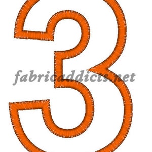 Puede incluir: Número tres bordado en naranja. El número está contorneado con un hilo naranja grueso.