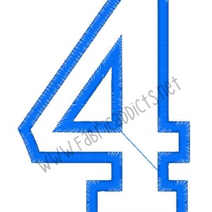 Puede incluir: Un contorno azul del número cuatro. El número está contorneado con una línea gruesa, azul y cosida.