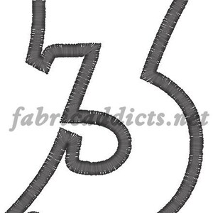 Puede incluir: Un contorno en blanco y negro del número 3 en una fuente estilizada. El número está contorneado con una línea gruesa cosida.