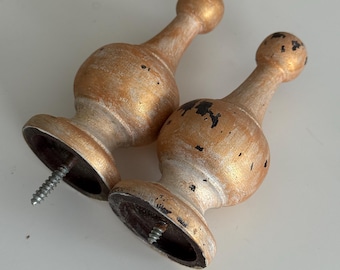 Paar geverfde houten eindstukken (voor staven met een diameter van 1"): afbladderen van de verf