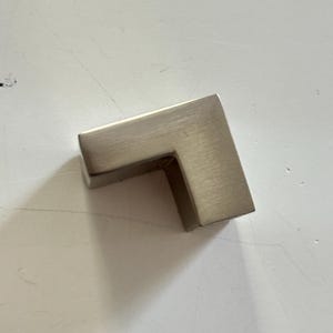 以下が含まれることがあります： 銀色のL字型のキャビネットの取っ手