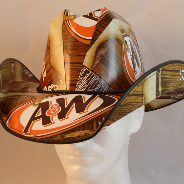 Cola Box cowboyhoeden. Gemaakt van gerecyclede A&W Root Beer-dozen.