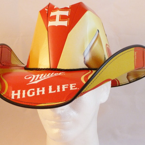 Bierkist cowboyhoeden. Gemaakt van gerecyclede Miller High Life bierdozen. Bierhoed.