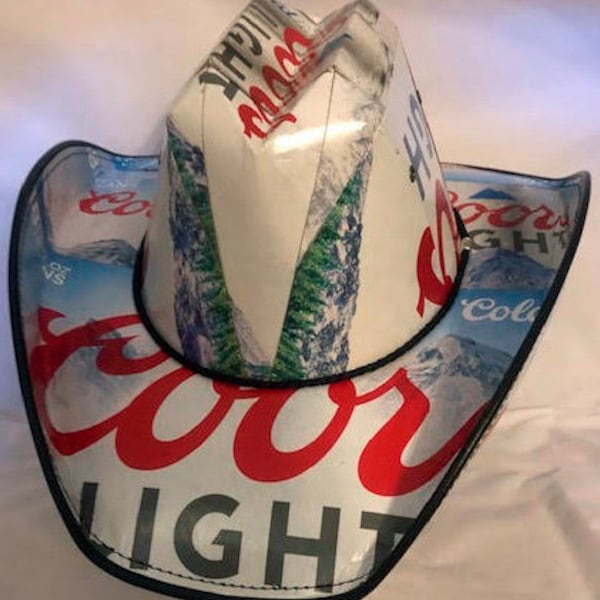 Bierkist cowboyhoeden. Gemaakt van gerecyclede Coors Light Beer-dozen. Bierhoed.