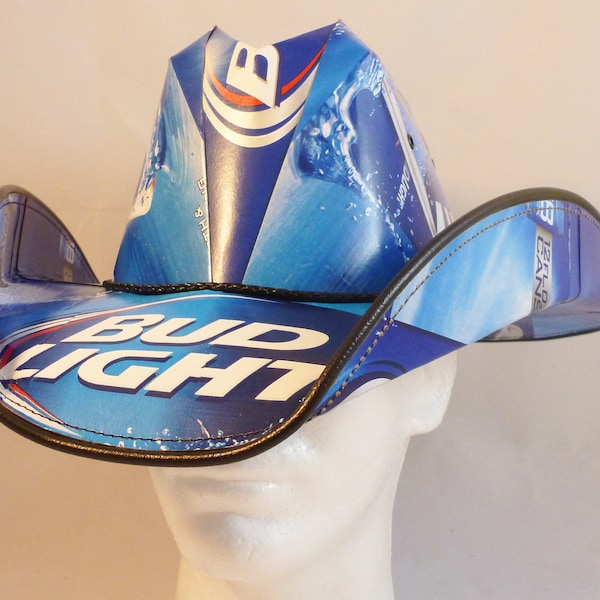 Cowboyhoeden voor bierkisten. Gemaakt van gerecyclede Bud Light bierdozen. Bier hoed.