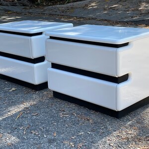 Mesitas de noche Rougier posmodernas lacadas en blanco - PAR