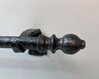 Tringle à rideau avec embout gland et support, en fer forgé, le tout martelé à la main. Parures de fenêtre. Tige 1" diam. Embouts sphérique 1 1/8"