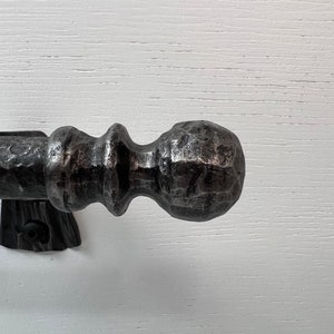 Curtain rod with finial and bracket, wrought iron, all hand hammered. Window treatments. Rod 3/4 diam. Screwed ball finials. immagine 2