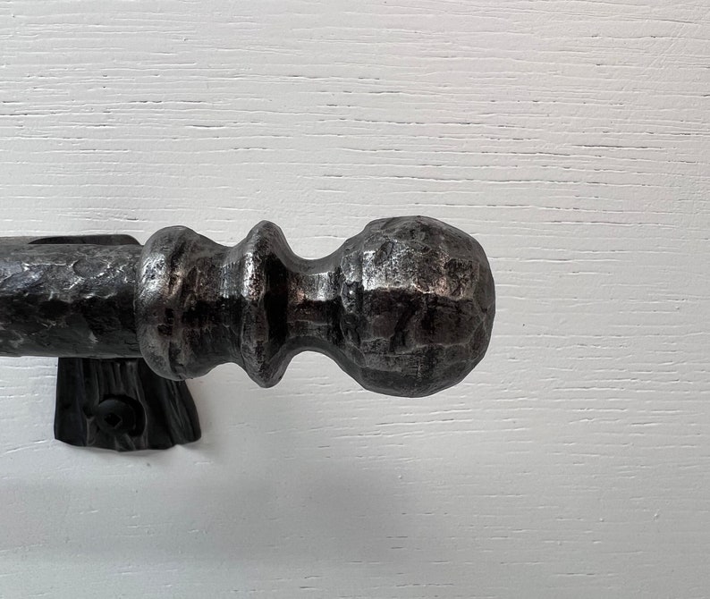 Curtain rod with finial and bracket, wrought iron, all hand hammered. Window treatments. Rod 3/4 diam. Screwed ball finials. immagine 2