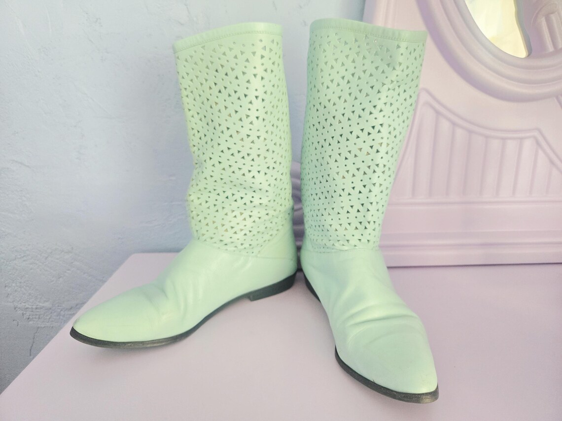 Vintage Seafoam Green Leather Perforated Mid Calf Slouch Boots M Marlene 80s Booties Size 10M Low Heel Very Good Condition RARE Dillards, foto 2 di 5