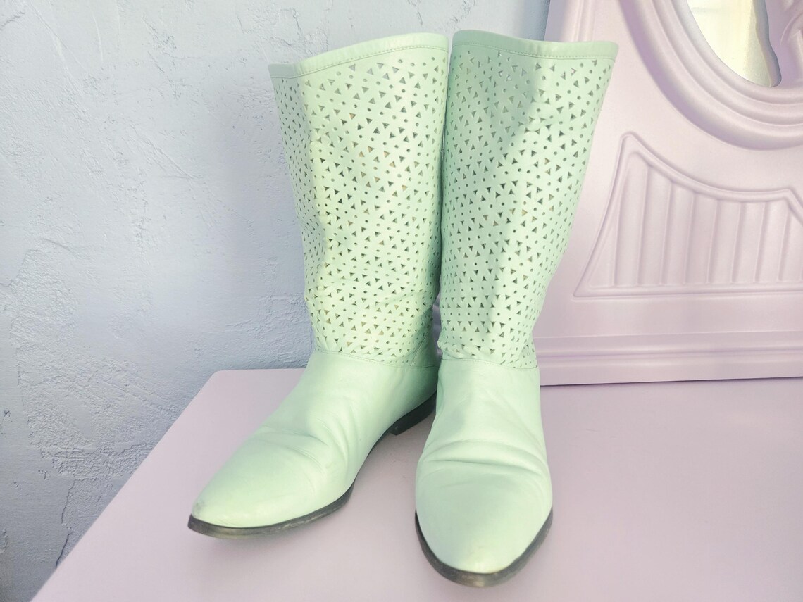 Vintage Seafoam Green Leather Perforated Mid Calf Slouch Boots M Marlene 80s Booties Size 10M Low Heel Very Good Condition RARE Dillards, foto 3 di 5
