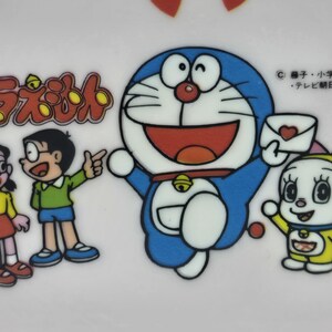 Puede incluir: Ilustraci&oacute;n colorida con personajes de la serie de anime Doraemon. Doraemon, un gato robot azul, es la figura central, rodeado de otros personajes. La imagen incluye texto japon&eacute;s y un dise&ntilde;o en forma de coraz&oacute;n.