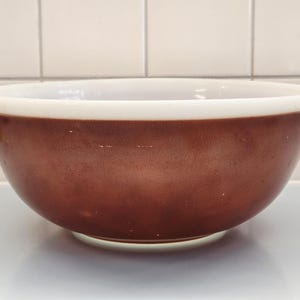 Grand bol à mélanger en pyrex brun, 4 pintes # 404, bol gigogne americana de 4 pintes, bord blanc marron, bol à mélanger milieu du siècle en pyrex de collection RARE