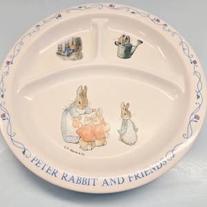 Puede incluir: Un letrero de madera rústica con el texto "Welcome to our porch" en letras blancas. El letrero presenta un acabado envejecido y un diseño sencillo y acogedor, ideal para la decoración exterior.