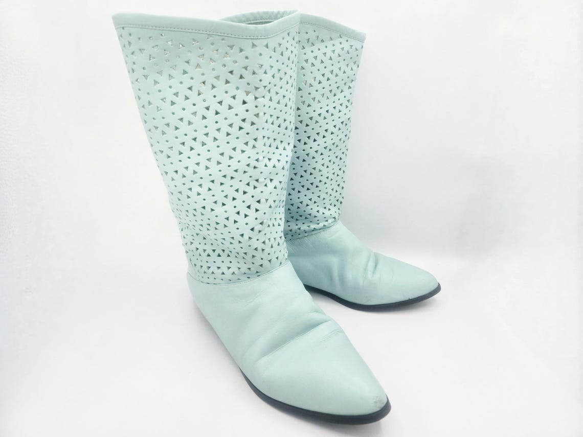 Vintage Seafoam Green Leather Perforated Mid Calf Slouch Boots M Marlene 80s Booties Size 10M Low Heel Very Good Condition RARE Dillards, foto 1 di 5