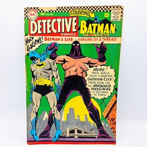 Könnte beinhalten: Ein Vintage-Comic-Cover mit Batman in einem grün-gelben Anzug, der gegen einen maskierten Schurken in einem lila Anzug antritt. Der Covertext lautet "Detective Comics #305, Holy Gallows! Batman's Life - Hanging by a Thread!" und "Here! Take back your champion, Gotham City! From now on, the Hooded Hangman is top man in town!"