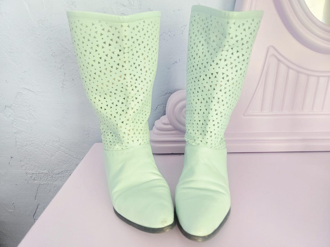 Vintage Seafoam Green Leather Perforated Mid Calf Slouch Boots M Marlene 80s Booties Size 10M Low Heel Very Good Condition RARE Dillards, foto 4 di 5