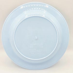 Puede incluir: Un plato de pl&aacute;stico azul claro con un borde ligeramente elevado. El plato tiene un dise&ntilde;o circular con una hendidura central. La parte posterior del plato tiene una peque&ntilde;a etiqueta rectangular con texto japon&eacute;s.