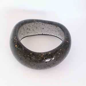 Vintage Lucite gris granit or paillettes en plastique gros bracelet jonc biomorphique asymétrique Mid Century bijoux déco en plastique moulé