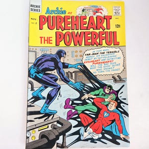Pode incluir: Uma capa de banda desenhada com um personagem de super-herói azul, vermelho e verde com o título "Archie as Pureheart the Powerful". A capa apresenta uma ilustração a preto e branco do super-herói a lutar contra um vilão.