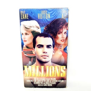 Può includere: Una custodia per videocassetta VHS per il film "Millions" con Billy Zane, Lauren Hutton e Carol Alt. La custodia presenta uno sfondo blu e bianco con un primo piano degli attori.