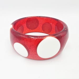Vintage en plastique rouge translucide pailleté avec jonc blanc à pois, bijoux du milieu du siècle, déco moulé en plastique celluloïd acrylique RARE