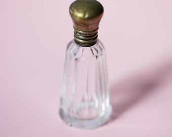 Frasco de perfume vintage de vidrio facetado con tapón de latón: decoración de tocador Art Déco