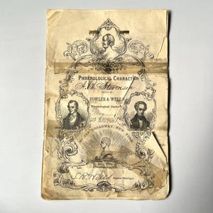 Puede incluir: Antigua carta de frenología con retratos y adornos ornamentales. El documento, fechado en mayo de 1870, incluye el texto "Phrenological Character" y los nombres A.B. Stevenson, Fowler & Wells y S.R. Wells. La carta está impresa en papel envejecido.