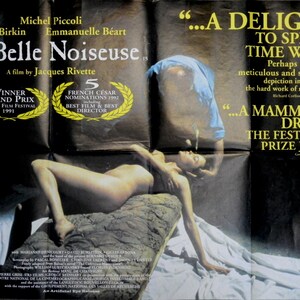 Puede incluir: Un cartel de película para la película "La Belle Noiseuse" protagonizada por Jane Birkin, Michel Piccoli y Emmanuelle Béart. El cartel presenta una fotografía en blanco y negro de una mujer acostada en una cama. El cartel también incluye texto sobre los premios y la aclamación de la crítica de la película.