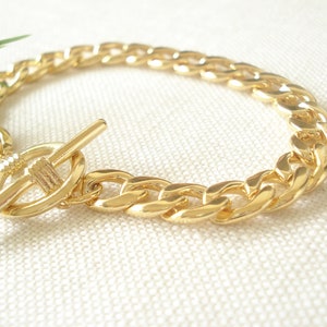 Gold Curb Link Bracelet with toggle clasp...Layering bracelet, Chunky Chain Link Bracelet, Large Link, oval Link Chain, Cuban Bold Link