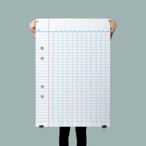 Peut inclure: Un grand calendrier mural blanc pour l'année 2027, conçu avec une grille rappelant le papier à lettres. Il présente des lignes horizontales et verticales bleues, une marge verticale rouge et des perforations circulaires sur le côté gauche.