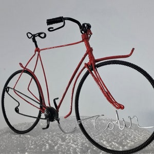 ビンテージワイヤー自転車彫刻：手作りのサイクリストへのギフト。
