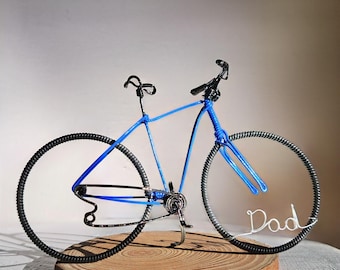 サイクリストへの贈り物。父の日の名入れ自転車記念品兼彫刻。