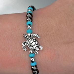 Niedliches Meeresschildkröten Magnetarmband oder Fußkettchen mit Türkis Howlith Halbedelstein und extra starkem Magnetverschluss!