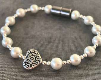 Pärlemorfärgat magnetiskt armband med silverfärgat hjärtlås