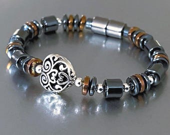 Pulsera magnética estilo Brighton con corazón, detalles magnéticos de cobre y cierre extra fuerte.